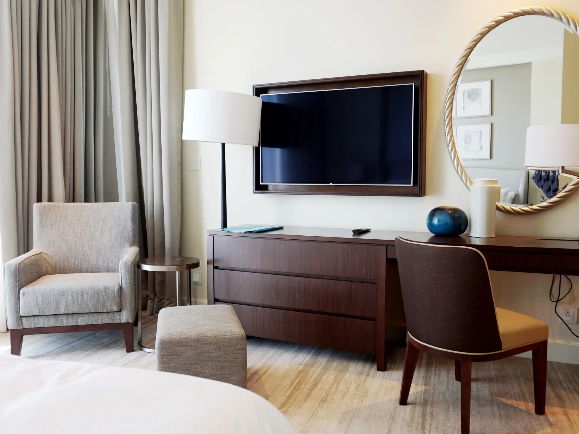Guest room amenities and work area